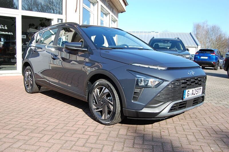 Grau Gebraucht 2024 Hyundai Bayon Trend SUV | 17.790 € (Superpreis) - Bild 1/4