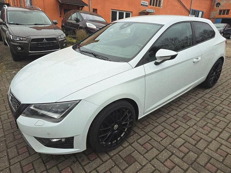 Weiß Gebraucht 2015 Seat Leon SC FR Kleinwagen | 9.990 € (Guter Preis) - Bild 1/4