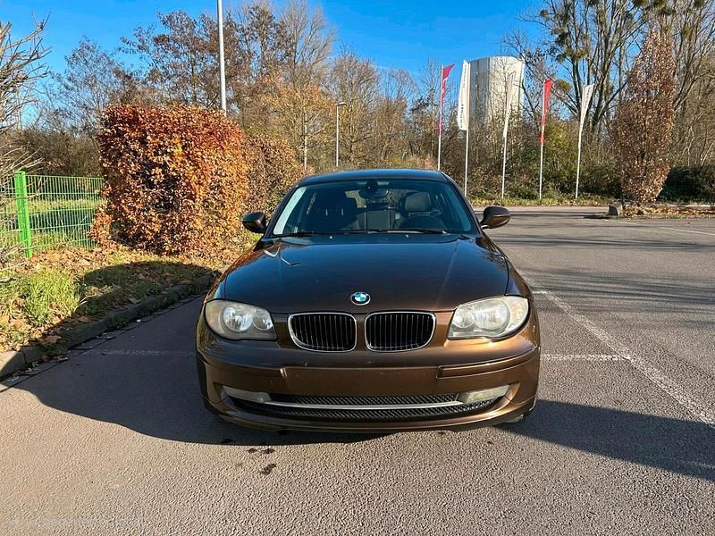 Braun Gebraucht 2011 BMW 116 Kleinwagen | 4.900 € (Fairer Preis) - Bild 1/4