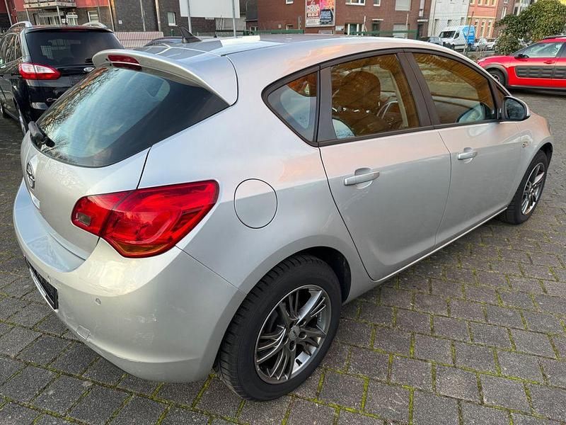 Gebraucht Opel Astra 116 PS (85 kW) 2010 Silber Limousine