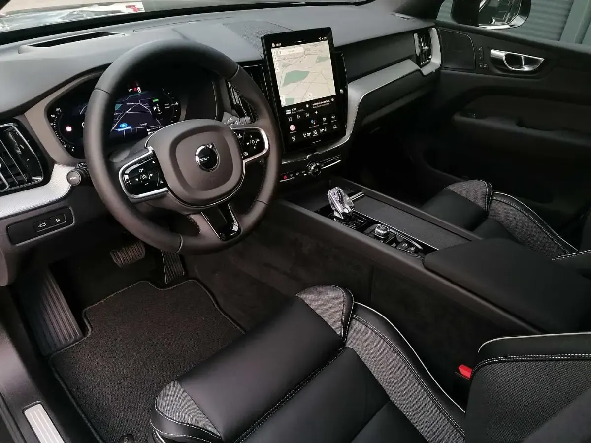Neu Volvo XC60 Plus 455 PS (334 kW) 2026 Schwarz SUV