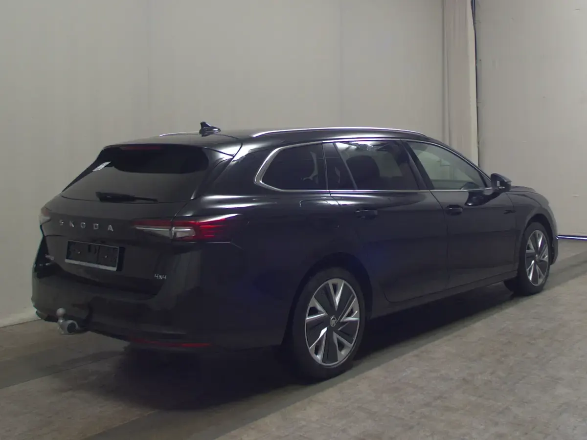 Gebraucht Skoda Superb Selection 193 PS (141 kW) 2024 Ebony schwarz metallic Kombi