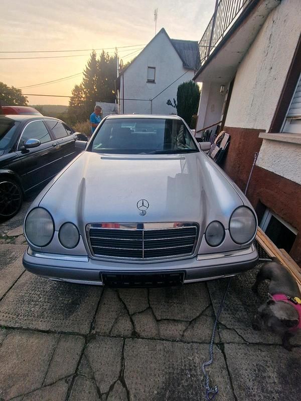 Silber Gebraucht 1998 Mercedes E240 Limousine | 3.100 € - Bild 1/4