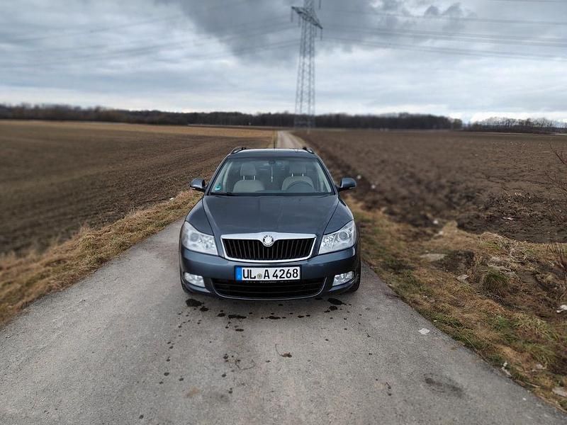 Gebraucht Skoda Octavia Ambiente 160 PS (117 kW) 2009 Grau Kombi