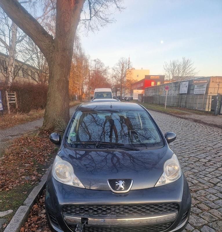 Grau Gebraucht 2009 Peugeot 107 Kleinwagen | 850 € - Bild 1/4