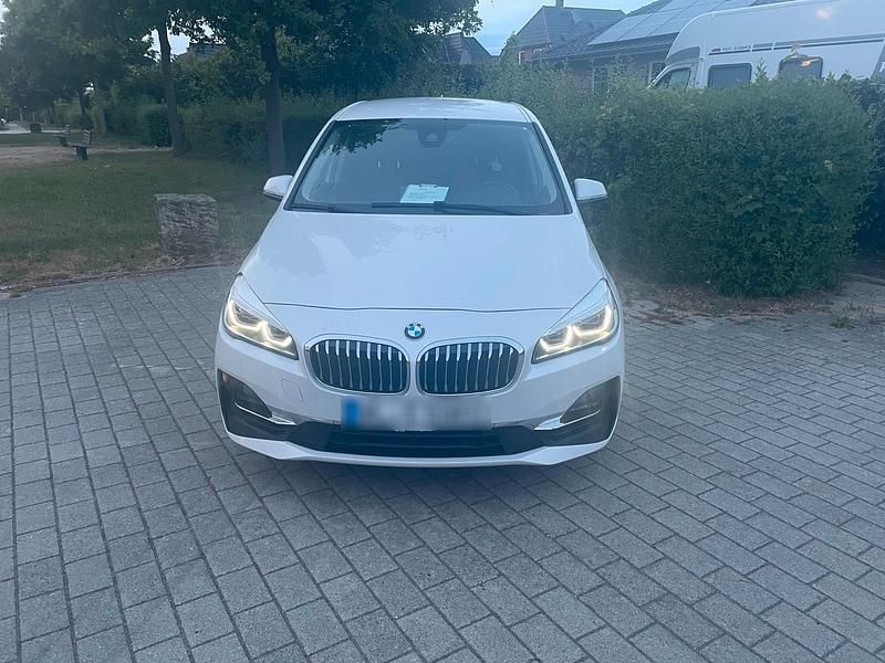 Weiß Gebraucht 2020 BMW 218 Luxury Line Kombi | 12.999 € - Bild 1/4