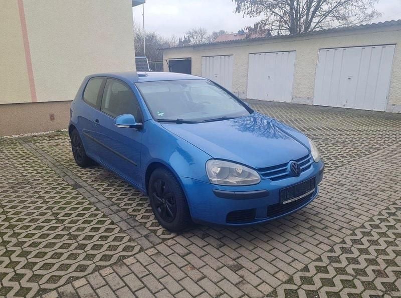 Blau Gebraucht 2004 VW Golf V Kleinwagen | 2.500 € - Bild 1/4