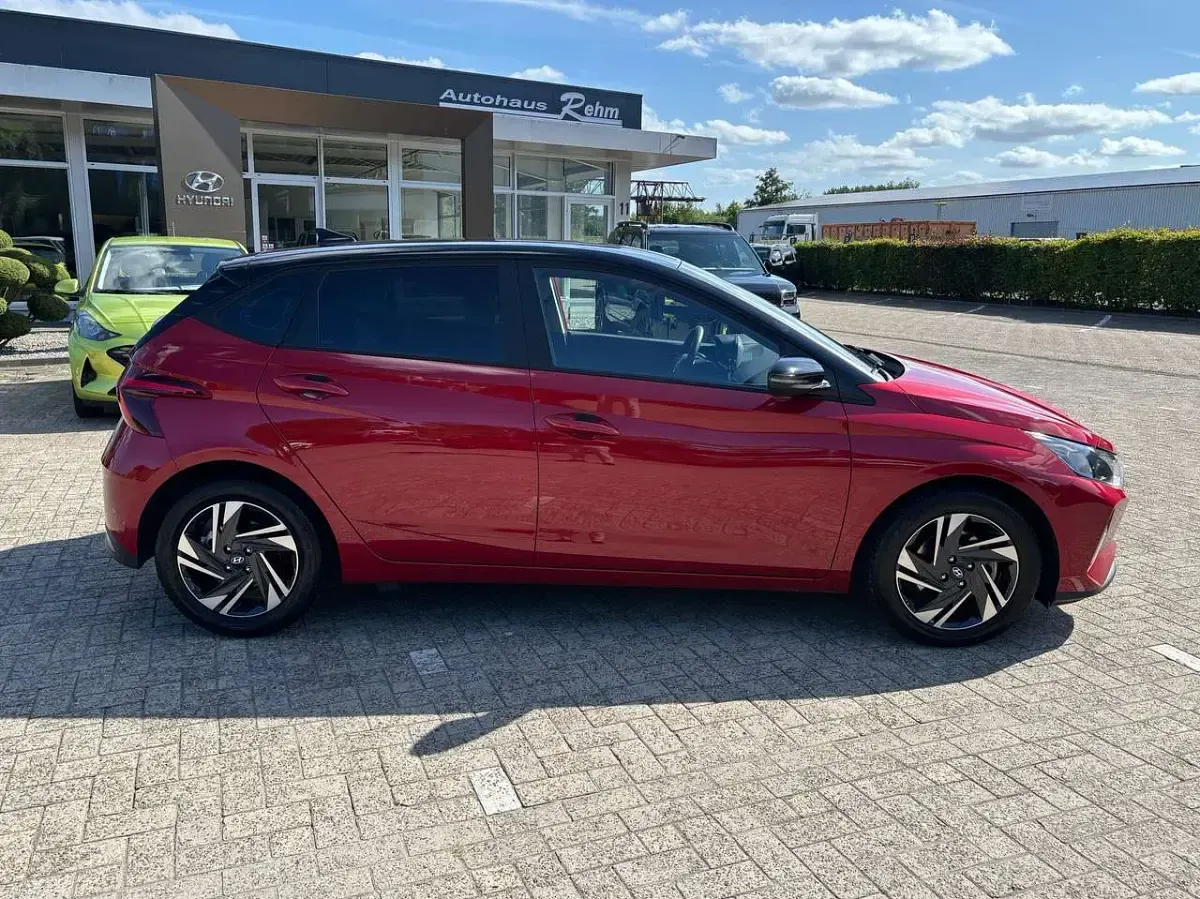 Gebraucht Hyundai i20 Trend 101 PS (74 kW) 2022 Dragon red/ phantom black Kleinwagen