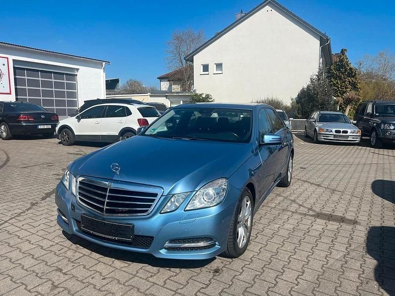 Gebraucht Mercedes E220 Avantgarde 170 PS (125 kW) 2011 Blau Limousine
