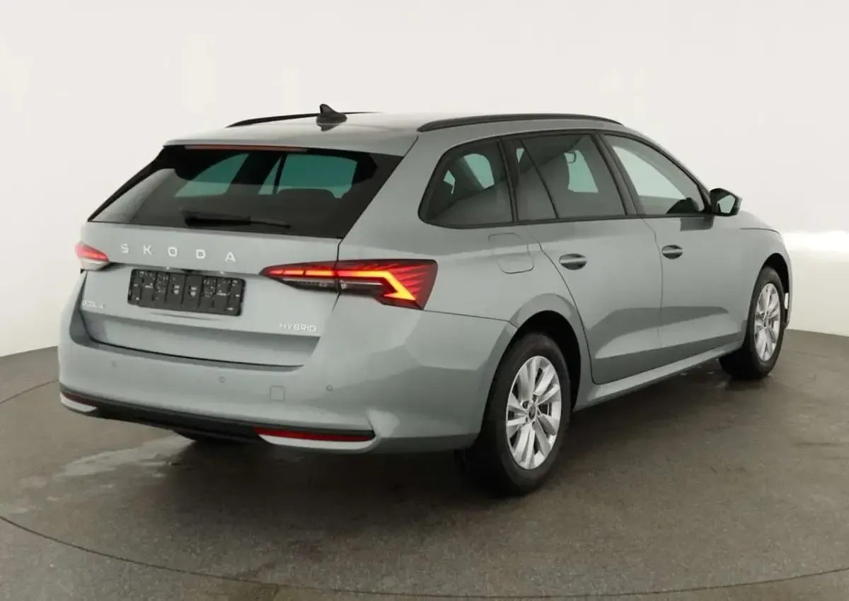 Nuevo Skoda Octavia SE 150 CV (110 kW) 2026 Plateado Familiar