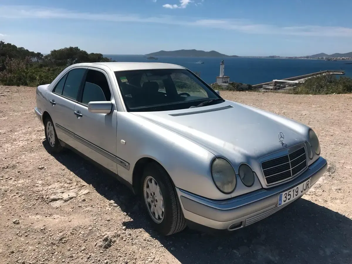 Second-hand Mercedes E200 136 CP (100 kW) 1997 Gri Berlinǎ