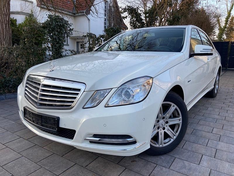 Weiß Gebraucht 2012 Mercedes E220 Elegance Limousine | 12.990 € (Fairer Preis) - Bild 1/4