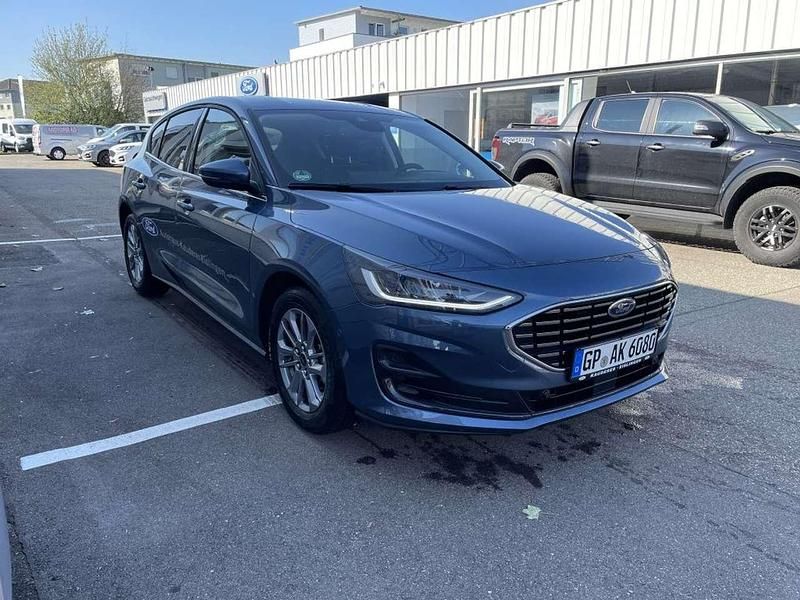 Gebraucht Ford Focus Titanium 125 PS (91 kW) 2023 Chrome blue metallic Limousine