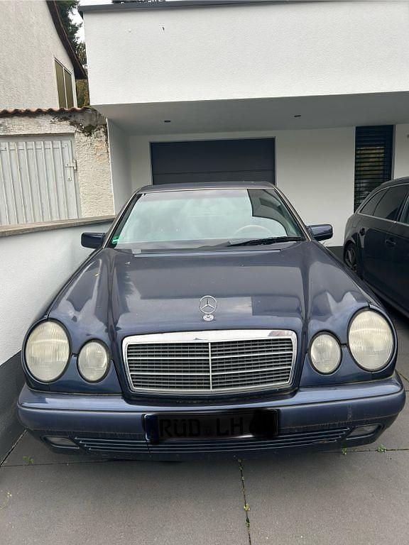 Blau Gebraucht 1996 Mercedes E230 Classic Limousine | 2.000 € (Guter Preis) - Bild 1/4
