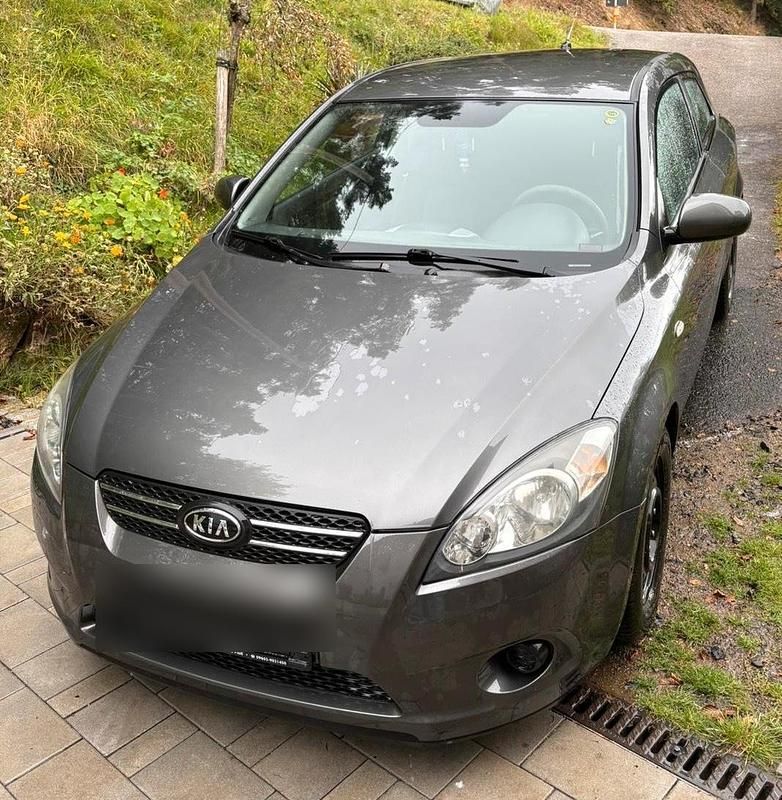 Grau Gebraucht 2010 Kia Ceed Kleinwagen | 1.100 € (Superpreis) - Bild 1/4