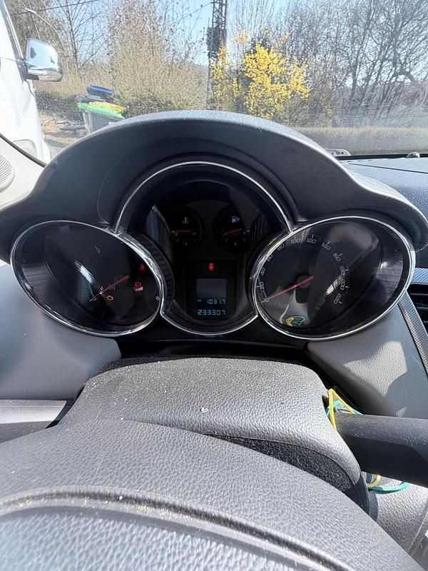 Gebraucht Chevrolet Cruze 163 PS (119 kW) 2011 Weiß Limousine