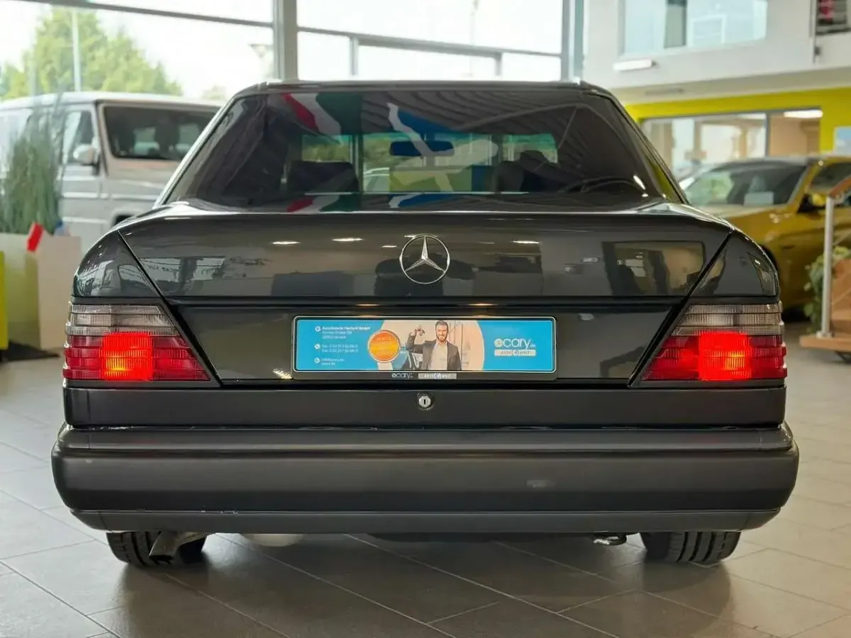 Usata Mercedes E250 AMG 90 CV (66 kW) 1987 Grigio Berlina