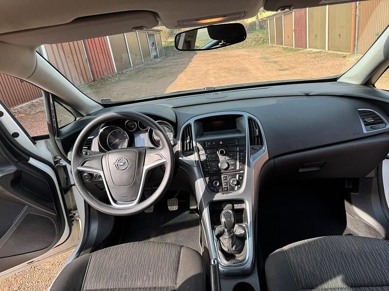 Gebraucht Opel Astra 115 PS (84 kW) 2014 Weiß Kombi