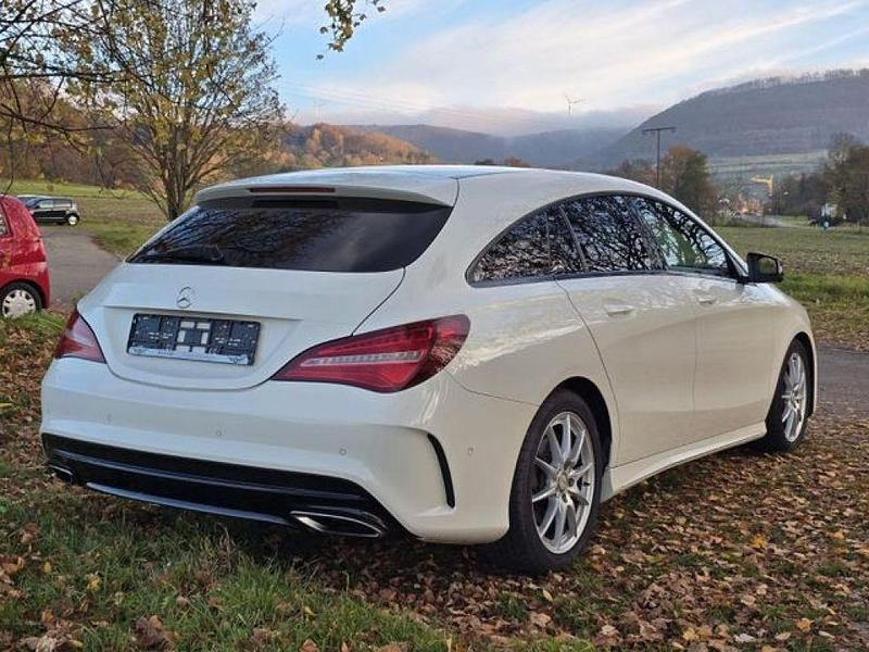 Gebraucht Mercedes CLA220 Shooting Brake AMG 184 PS (135 kW) 2017 Calcitweiss/zirrusweiss (metallic) Kombi