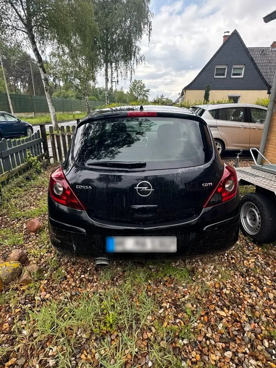 Używany Opel Corsa 66 KM (48 kW) 2010 Czarny Hatchback
