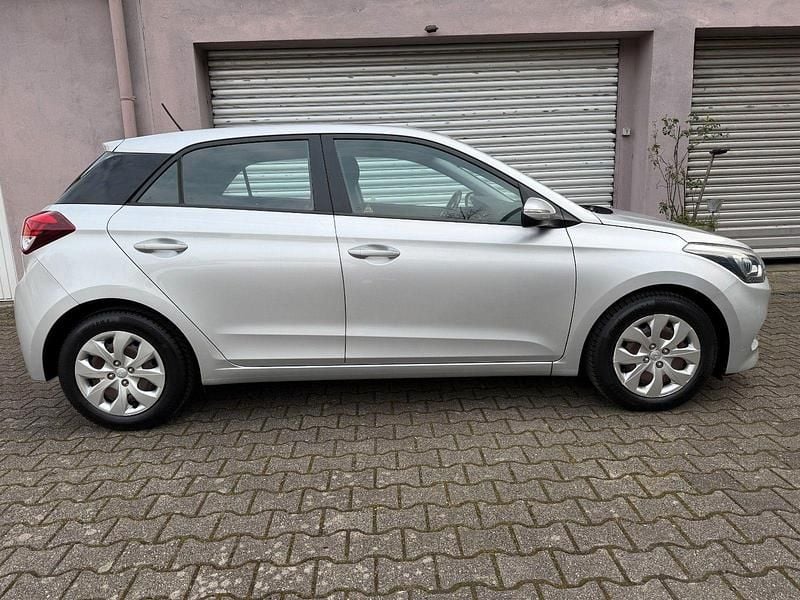 Gebraucht Hyundai i20 101 PS (74 kW) 2016 Silber Kleinwagen