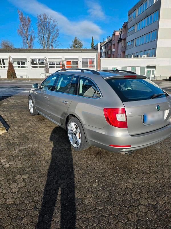 Używany Skoda Superb 140 KM (102 kW) 2012 Szary Kombi