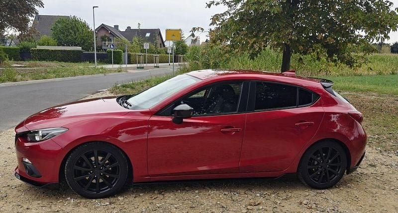 Rot Gebraucht 2016 Mazda 3 Black Limited Limousine | 12.900 € (Etwas zu teuer) - Bild 1/4