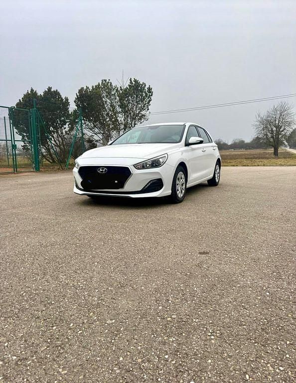 Gebraucht Hyundai i30 Trend 99 PS (72 kW) 2019 Weiß Limousine