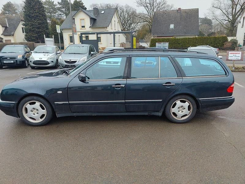 Gebraucht Mercedes E230 150 PS (110 kW) 1997 Blau Kombi