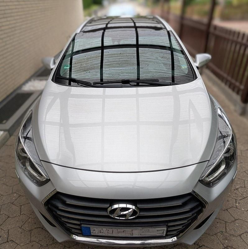 Silber Gebraucht 2015 Hyundai i40 Premium Kombi | 10.200 € (Fairer Preis) - Bild 1/4