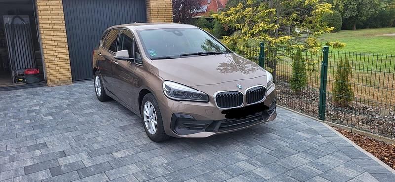 Braun Gebraucht 2018 BMW 220 Active Tourer Van / Kleinbus | 14.990 € (Superpreis) - Bild 1/4