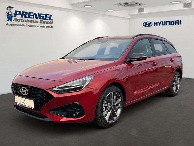 Ultimate red metallic Gebraucht 2024 Hyundai i30 Advantage Kombi | 24.390 € (Fairer Preis) - Bild 1/4