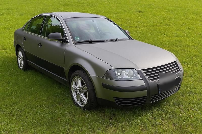 Grau Gebraucht 2004 VW Passat Limousine | 1.500 € - Bild 1/4