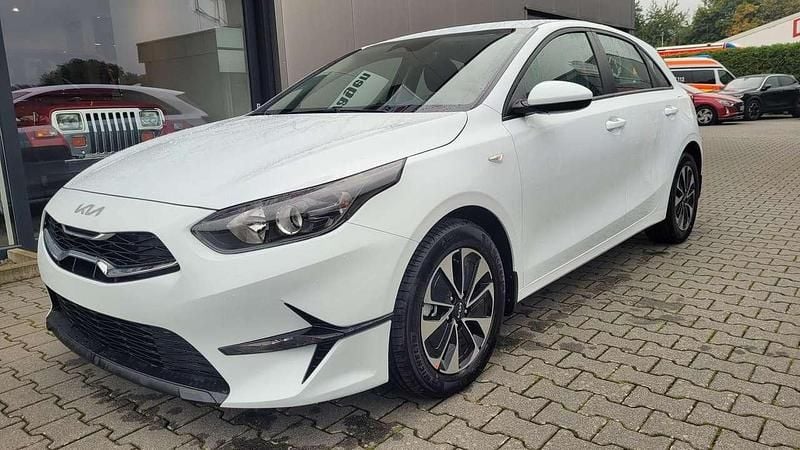 Weiß Neu 2025 Kia Ceed Limousine | 18.900 € (Superpreis) - Bild 1/4