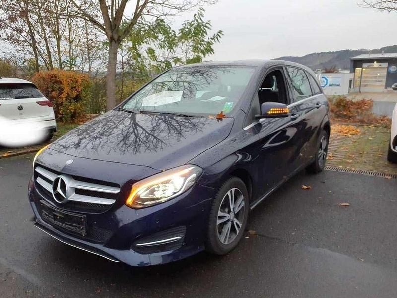 Blau Gebraucht 2018 Mercedes 200 Urban Limousine | 17.850 € (Fairer Preis) - Bild 1/4