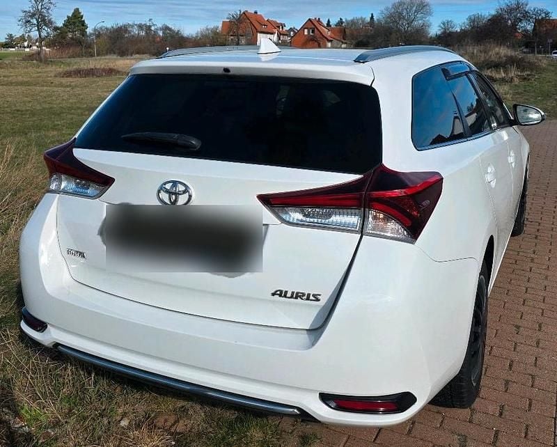 Gebraucht Toyota Auris 111 PS (81 kW) 2015 Weiß Kombi