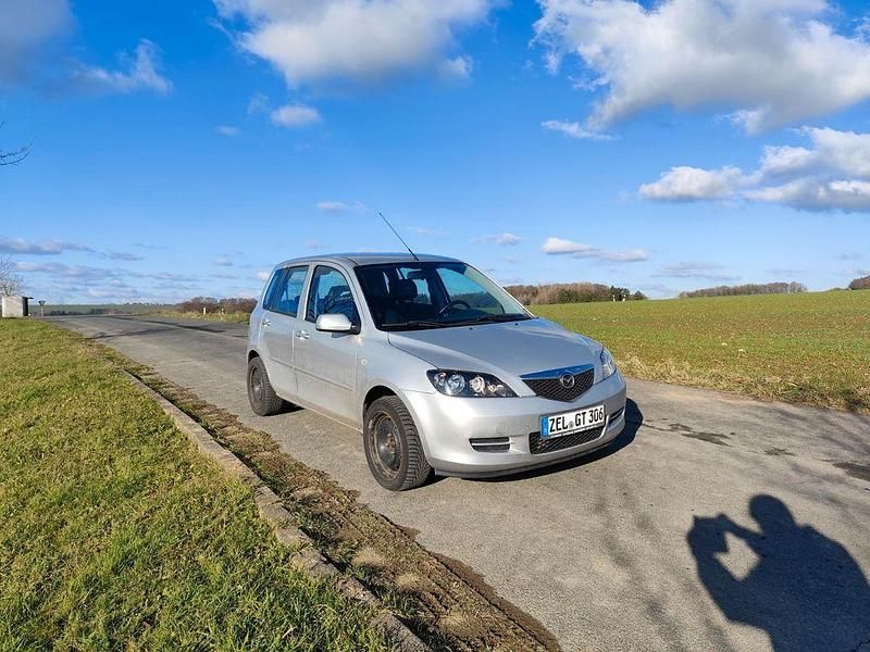 Silber Gebraucht 2007 Mazda 2 Active Limousine | 800 € - Bild 1/4