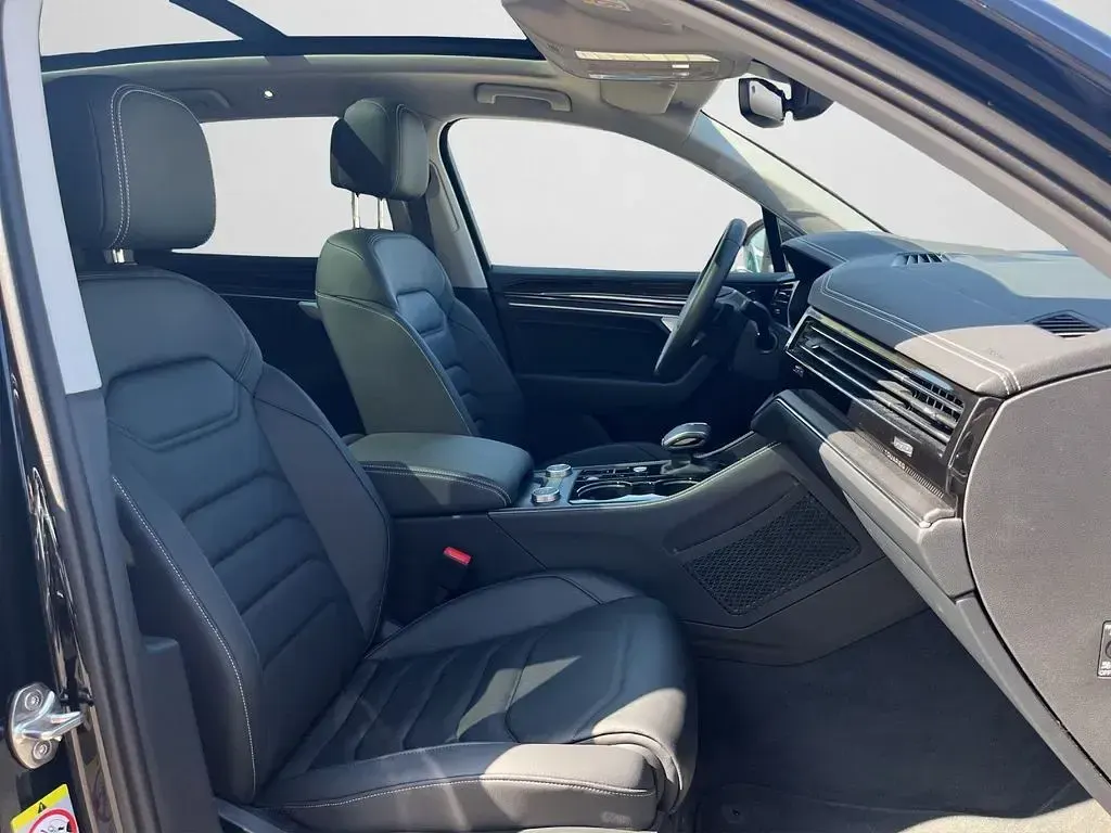 Gebraucht VW Touareg Basis 231 PS (169 kW) 2025 Grenadillschwarz metallic (metallic) SUV