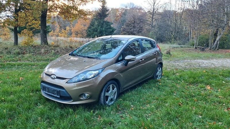 Braun Gebraucht 2012 Ford Fiesta Kleinwagen | 2.599 € (Guter Preis) - Bild 1/4