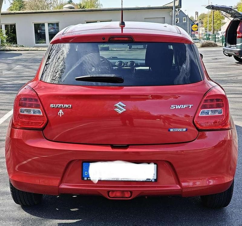 Usado Suzuki Swift Comfort 111 CV (81 kW) 2017 Rojo Utilitario