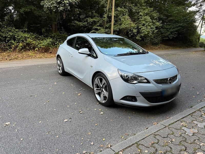 Weiß Gebraucht 2012 Opel Astra GTC Coupé | 6.499 € (Fairer Preis) - Bild 1/4