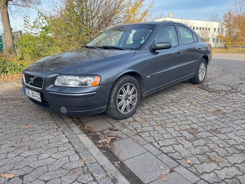 Grau Gebraucht 2006 Volvo S60 Momentum Limousine | 1.750 € (Guter Preis) - Bild 1/4