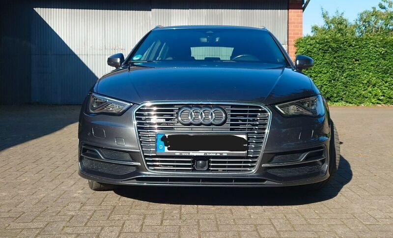Grau Gebraucht 2016 Audi A3 e-tron S-Line Kleinwagen | 14.500 € (Superpreis) - Bild 1/4