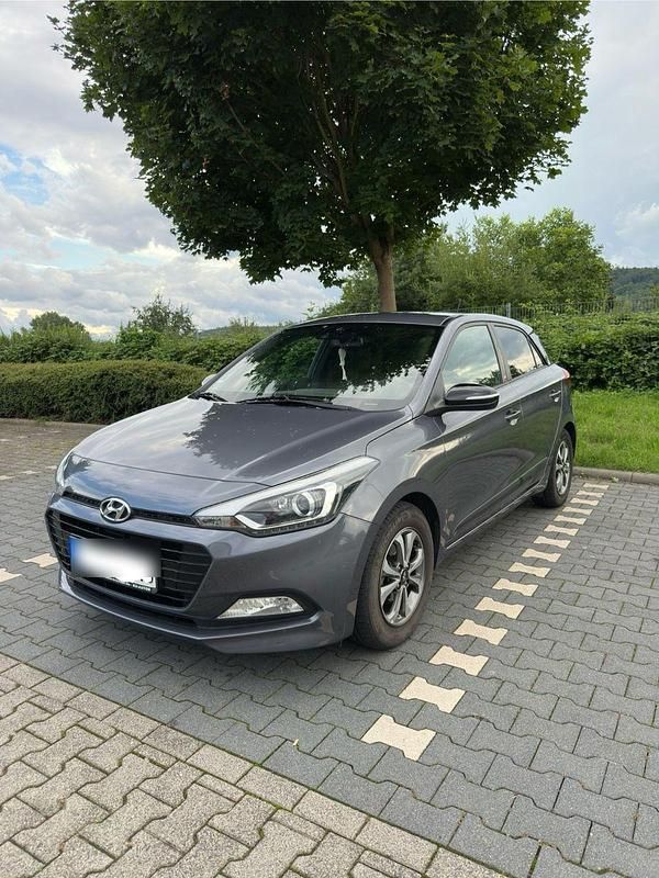 Grau Gebraucht 2018 Hyundai i20 Kleinwagen | 9.700 € (Guter Preis) - Bild 1/4
