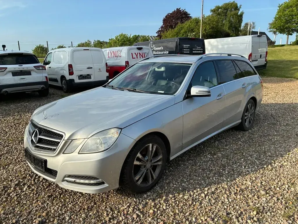 Używany Mercedes E300 204 KM (150 kW) 2013 Srebrny Sedan/Limuzyna
