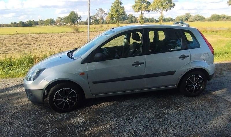 Grau Gebraucht 2006 Ford Fiesta Ambiente Kleinwagen | 1.100 € (Guter Preis) - Bild 1/4
