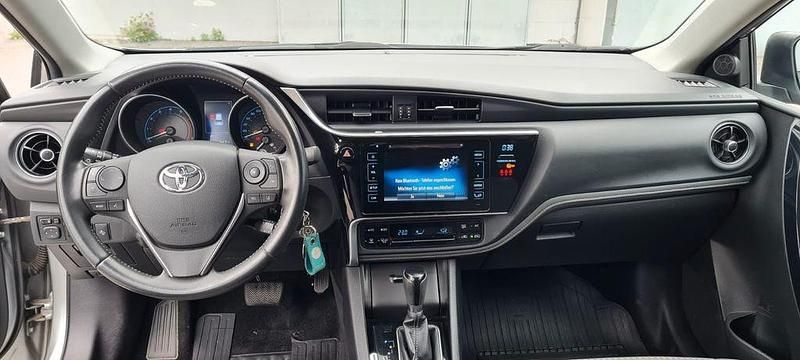 Silber Gebraucht 2016 Toyota Auris Multidrive S Limousine | 13.900 € (Fairer Preis) - Bild 1/4