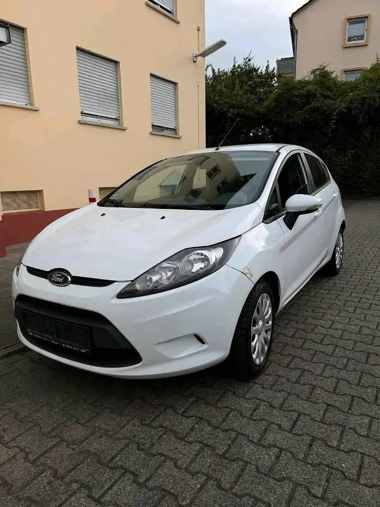 Gebraucht Ford Fiesta 60 PS (44 kW) 2010 Weiß Kleinwagen