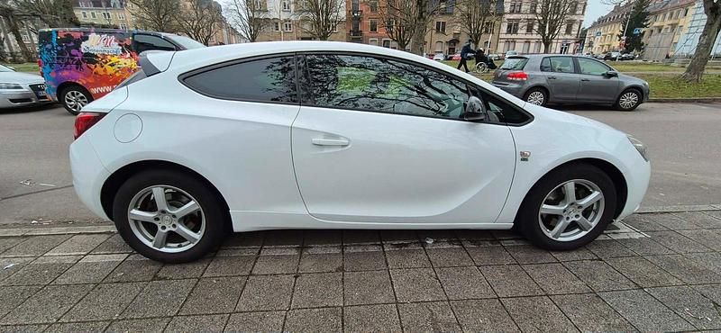 Gebraucht Opel Astra 131 PS (96 kW) 2013 Weiß Limousine
