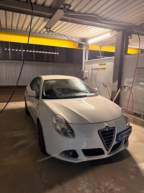 Weiß Gebraucht 2010 Alfa Romeo Giulietta Kleinwagen | 4.000 € (Fairer Preis) - Bild 1/4